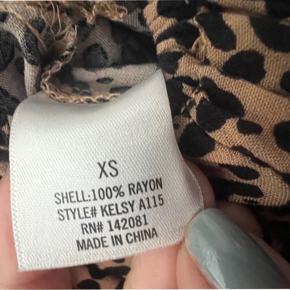 Francesca’s Leopard Print Smocked Barrel Leg Jumpsuit Size XS Forest Fairy - Picture 6 of 8